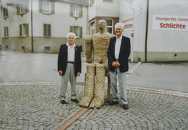 Laurentius Rath besuchte zusammen mit seinem Freund Reinhard Krüük im Jahr 2000 das Mahnmal am Fridolin-Endraß-Platz in Friedrichshafen.