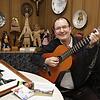 Poppele-Zunftmeister Stephan Glunk singt "Oh blos mer doch in Schueh, wenn d'witt" besonders gerne während der Bögverbrennung am ...