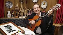 Poppele-Zunftmeister Stephan Glunk singt "Oh blos mer doch in Schueh, wenn d'witt" besonders gerne während der Bögverbrennung am ...