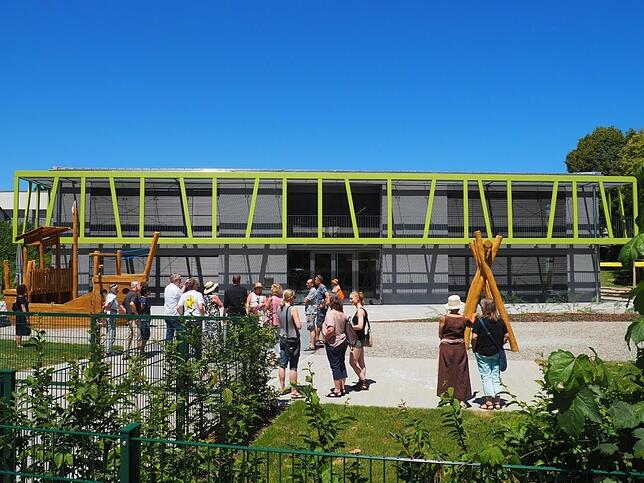 Große Verglasungen lassen Innen- und Außenräume der Kindertagesstätte Rappenstein in Laufenburg verschmelzen. Bild: Martin Gruner