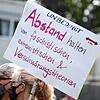 Die Corona-Verordnungen polarisieren. Nicht alle wollen sich an die Vorgaben halten. Auch in Singen gibt es Regelverstöße, die mit ...