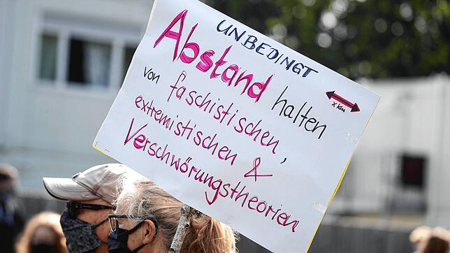 Die Corona-Verordnungen polarisieren. Nicht alle wollen sich an die Vorgaben halten. Auch in Singen gibt es Regelverstöße, die mit ...