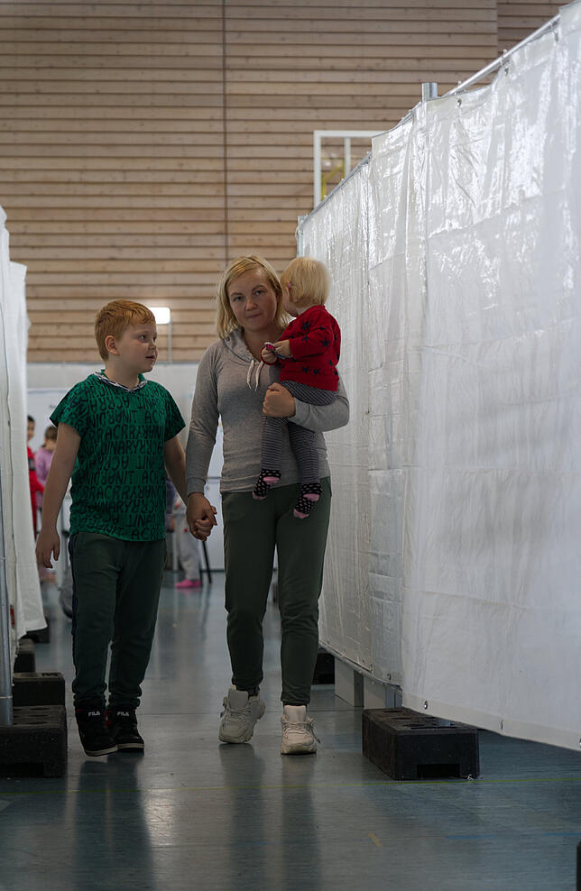 Anastasia Ocheretina mit Sohn Vadislav und Tochter Milena in der Notunterkunft in einer Sporthalle in Stockach.