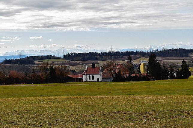 Schön gelegen bietet die Friedenslichtkapelle in Riedern am Wald mit der Alpenkette im Hintergrund einen schönen Blickfang.