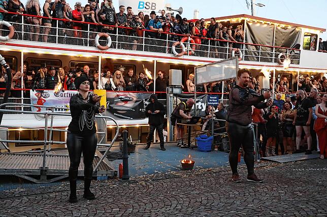 Bild 11: Willkommen an Bord! Diese Passagiere sind beim Torture Ship dabei