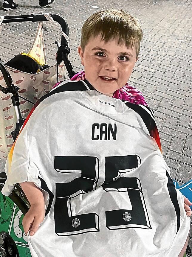 Ein ganz besonderes Geschenk: Anton bekommt von Bekannten von Emre Can das Trikot geschenkt, dass der Nationalspieler in der ...