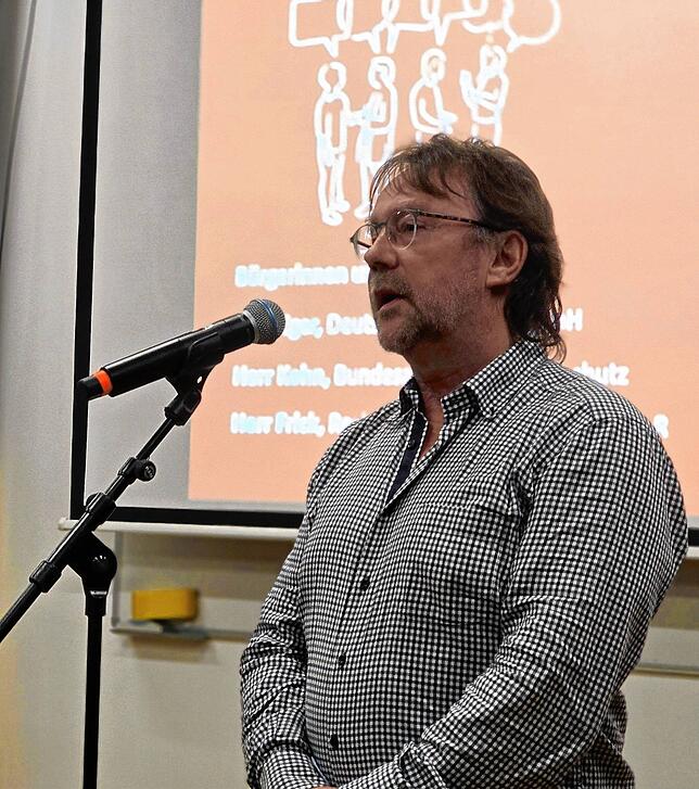 Bürger Roland Kappaun erläuterte das seiner Ansicht nach beste Vorgehen für die Gemeinde: Er plädierte unter Applaus dafür, das Thema ...