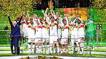 Der Stuttgarter Kapitän Atakan Karazor und seine Teamgefährten bei der Übergabe des DFB-Pokals.