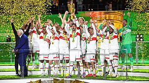 Der Stuttgarter Kapitän Atakan Karazor und seine Teamgefährten bei der Übergabe des DFB-Pokals.