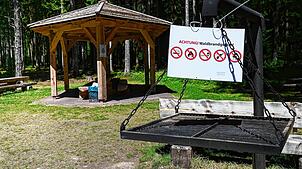 Wegen der aktuellen Waldbrandgefahr droht ein Grillverbot – so wie in unserem Foto aus dem Juli 2022 vom Grillplatz im Stockwald.