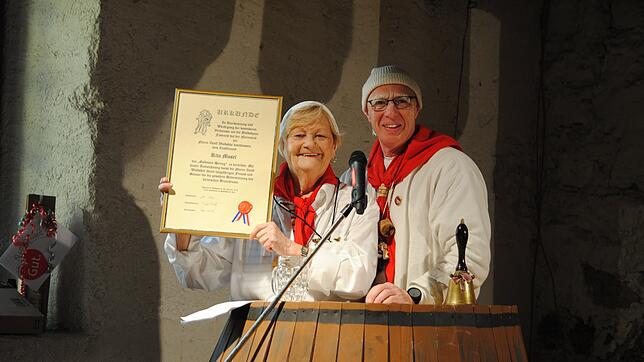 Goldener Hering: Der Heringsesserorden 2019 geht an Rita Mosel. Zunftmeister Joe Keller würdigte damit namens der Narro-Zunft die ...