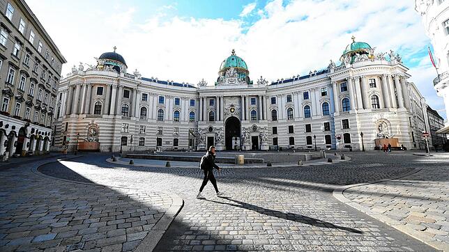 in Mann geht über den Michaelerplatz in Wien. Für rund drei Wochen ist Österreich nun wieder im Corona-Lockdown. Seit Mitternacht gelten ...