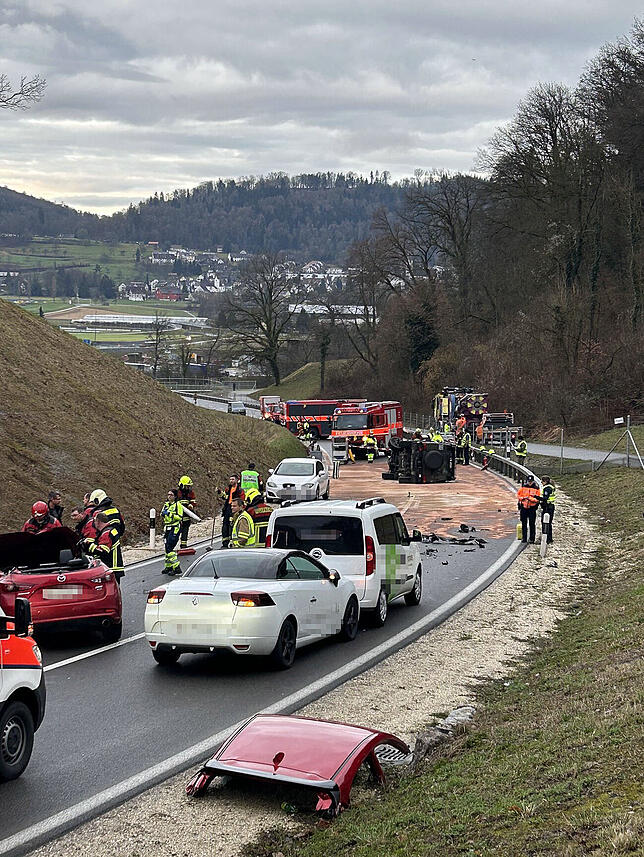 Ein verheerendes Bild auf der Umfahrung bei Mellingen im Kanton Aargau: Ein Auto ist in ein Militärfahrzeug gekracht.
