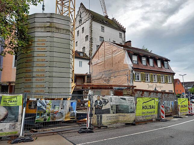 Am Stadtgraben gegenüber der Metzgerei Seitz wurde ein Haus abgerissen. Dort soll nun ein neues Wohn- und Geschäftshaus errichtet werden.