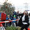 Ihr Debüt als Marbachs Ortsvorsteherin hat Irina Ebauer beim Weihnachtsbaumwurf-Wettbewerb der Feuerwehr Marbach.