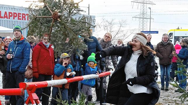 Ihr Debüt als Marbachs Ortsvorsteherin hat Irina Ebauer beim Weihnachtsbaumwurf-Wettbewerb der Feuerwehr Marbach.