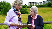 Andrea Knorr (links) ist Sprecherin der Bürgerinitiative, Magdalena Bühler ist Anwohnerin im Landschaftspark Sankt Leonhard.