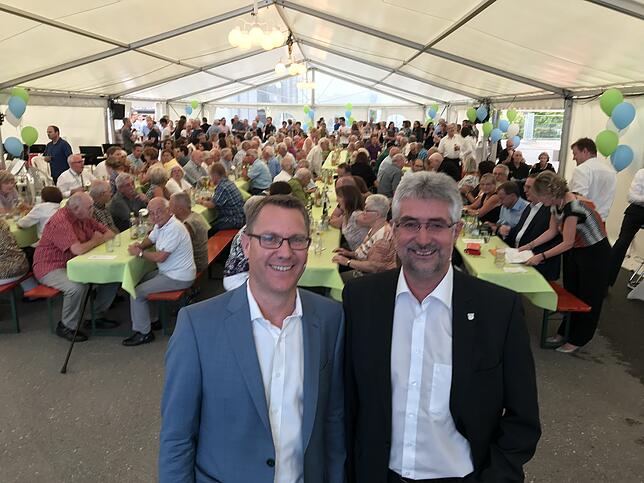 Gemeinsam mit Bürgermeister Michael Thater ließ der Geschäftsführer Martin Renner die Geschichte des Standorts, die eng mit der Wehrer ...
