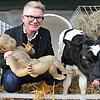 Einen Ort, der für ihn Weihnachten symbolisiert, sollte sich der katholische Pfarrer Bernd Weber für den Fototermin aussuchen. Er ...