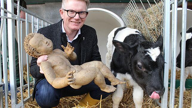 Einen Ort, der für ihn Weihnachten symbolisiert, sollte sich der katholische Pfarrer Bernd Weber für den Fototermin aussuchen. Er ...