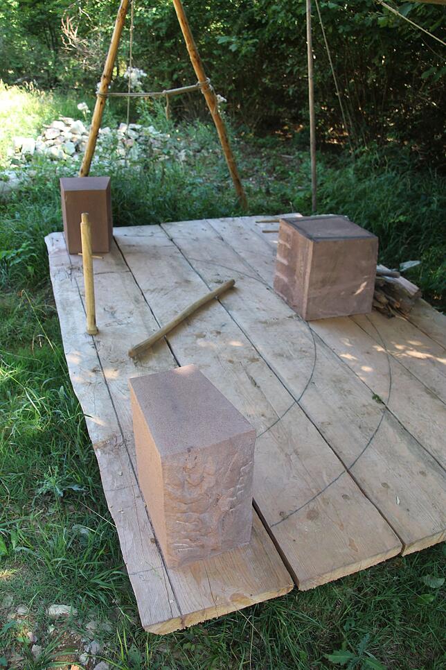 Für den Bau eines Torbogens werden Steinmetze und Zimmerleute zusammenarbeiten.