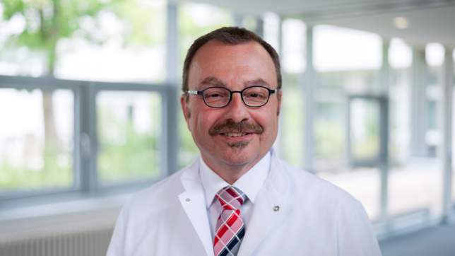 Bild : Wie die Albert Schweitzer Reha-Klinik in Königsfeld jetzt auch Corona-Patienten behandelt &ndash; Interview mit Chefarzt Bernd Mössinger