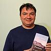 Autor Ralf Göhrig präsentiert ein Exemplar seines neuen Kriminalromans &bdquo;Endstation Poolewe&ldquo;.