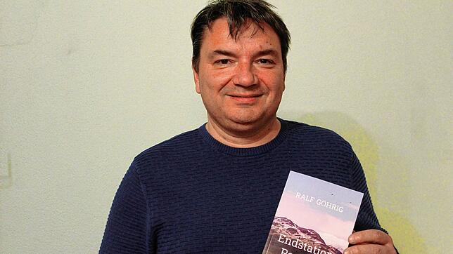 Autor Ralf Göhrig präsentiert ein Exemplar seines neuen Kriminalromans &bdquo;Endstation Poolewe&ldquo;.