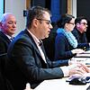 Der erste Haushalt des neuen Bürgermeisters von Gaienhofen, Jürgen Maas (links) geht einstimmig durch den Gemeinderat. Kämmerer Sven ...
