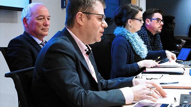 Der erste Haushalt des neuen Bürgermeisters von Gaienhofen, Jürgen Maas (links) geht einstimmig durch den Gemeinderat. Kämmerer Sven ...