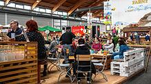 Essen und Trinken geht immer. In Halle A5 herrscht um die Mittagszeit Trubel.