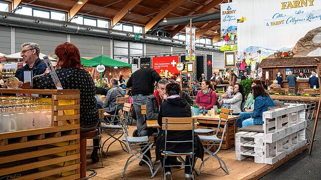 Essen und Trinken geht immer. In Halle A5 herrscht um die Mittagszeit Trubel.