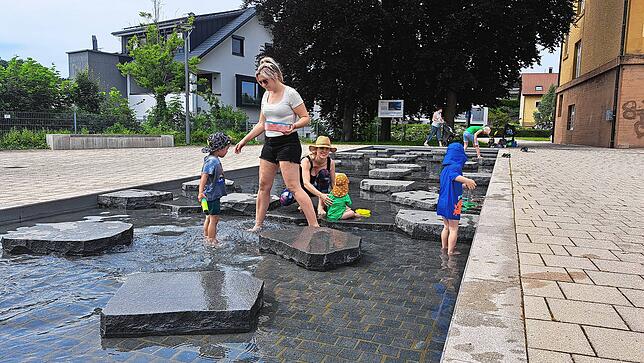 Die beiden Mütter Julia Aschenbrenner (vorne) und Vivienne Bächle mit ihren Kindern in der „Murger Mitte“.