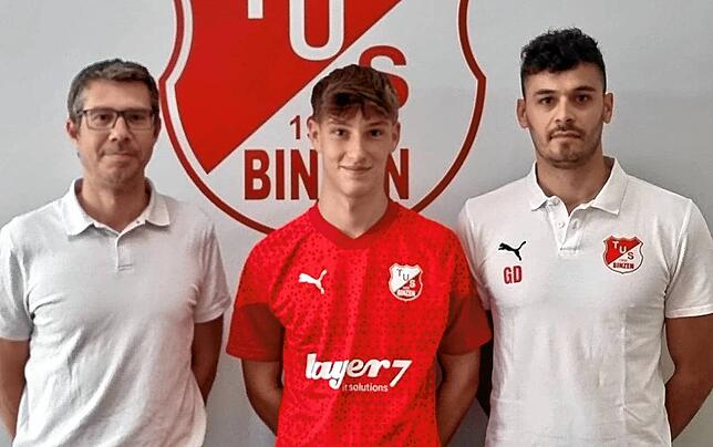 Nachwuchs: Der sportliche Leiter Tobias Jehle (links) und Trainer Gianfranco Disanto (rechts) freuen sich, dass der bisherige ...