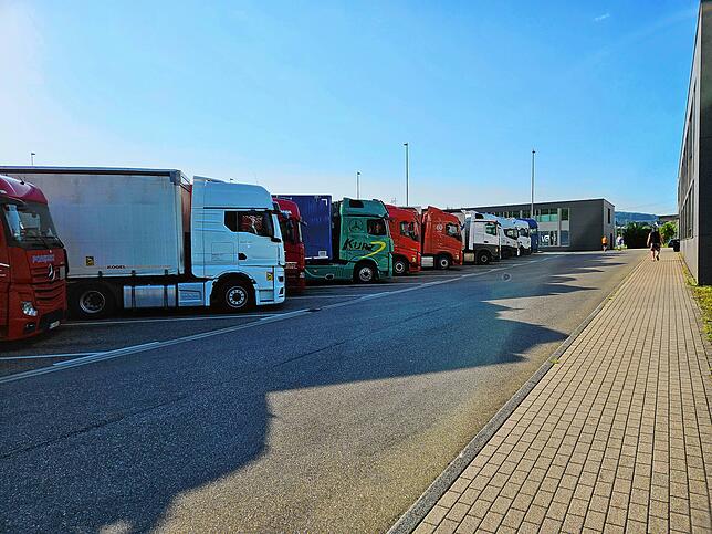 Die Zahl an Lastwagen auf dem bestehenden Vorstauraum ist schon groß. Aber es bräuchte noch mehr Fläche.