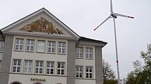 Kurz nach Vollendung. Das Arbeitsgerät ist noch nicht aufgeräumt, aber das Windrad steht in seiner ganzen Pracht vor dem Rathaus.