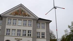 Kurz nach Vollendung. Das Arbeitsgerät ist noch nicht aufgeräumt, aber das Windrad steht in seiner ganzen Pracht vor dem Rathaus.