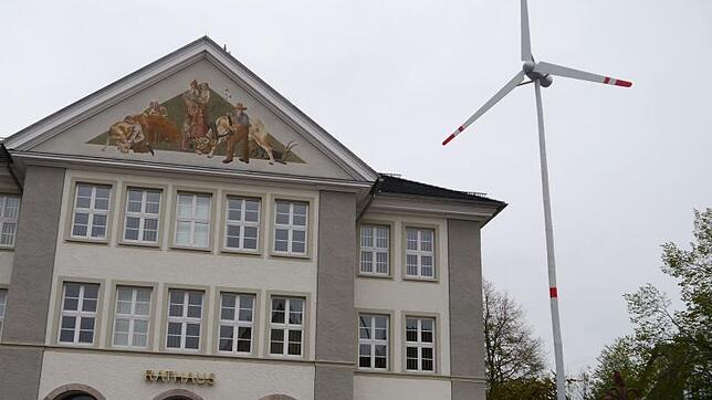 Kurz nach Vollendung. Das Arbeitsgerät ist noch nicht aufgeräumt, aber das Windrad steht in seiner ganzen Pracht vor dem Rathaus.