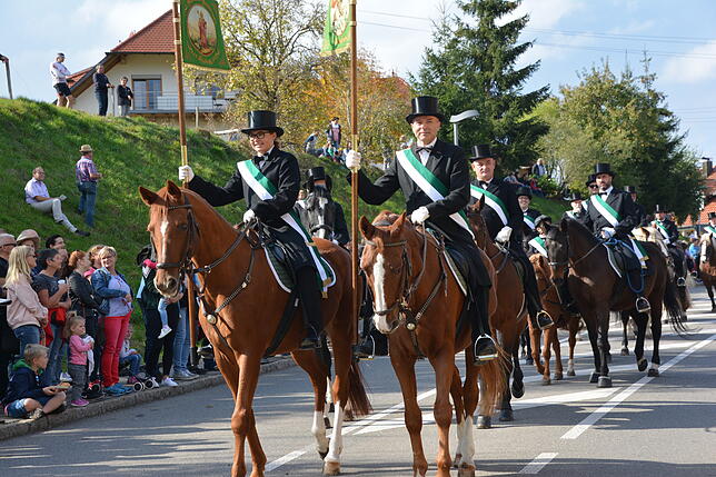 Die Festreiter an der Spitze des Umzuges geben ein elegantes Bild ab.