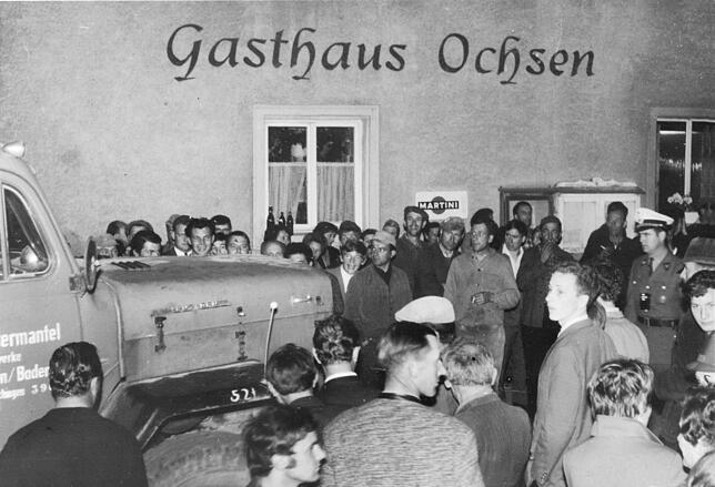 Vor dem Gasthaus Ochsen und Hirschen saßen die Unadinger im Sitzsztrekt gegen die Kieslaster.