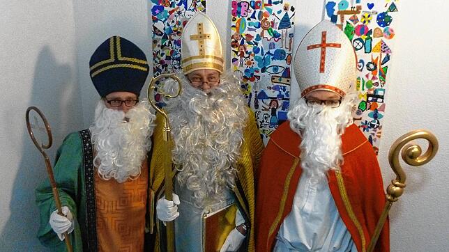 Die Nikoläuse von &bdquo;Freizeit-Aktiv Bad Säckingen&ldquo; gehen normalerweise für einen guten Zweck von Haus zu Haus.