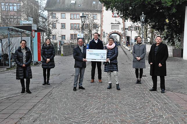 Lions-Spende fürs Frauenhaus: Matthias Keller, Leiter des Lions-Activityausschusses (Mitte) übergibt einen symbolischen Scheck in Höhe ...
