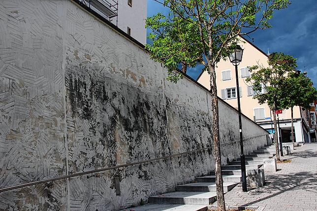 Die Farbe an der Wand zur Kirchhalde ist zum Teil abgeplatzt, außerdem ist sie übersät mit unansehnlichen schwarzen Flecken. Auch hier ...