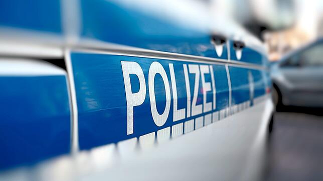 Die Polizei (Symbolbild) sucht Zeugen, die Angaben zu einem bewaffneten Raubüberfall in Trossingen machen können.