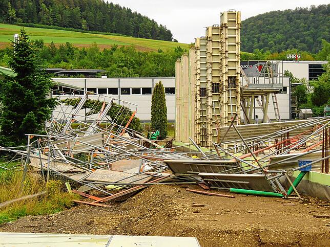 Der Sturm hat das Sicherungsgerüst beim Neubau des Edeka-Marktes umgerissen.