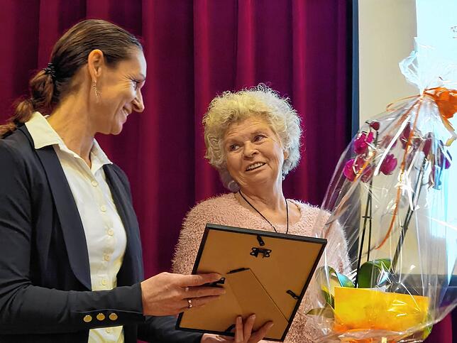 Uschi Kraus wurde gleich dreimal geehrt, für ihr Engagement beim Wochenmarkt, im Seniorenteam und als großzügige Spenderin.