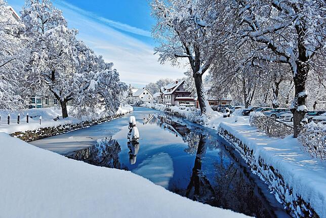 Der Hüfinger Mühlenkanal zeigt sich am Freitag als traumhafte Puderzucker-Winterlandschaft.