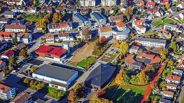 Im Jahr 2022 erreicht die Owinger Ortsmitte ihr vorläufig finales Stadium &ndash; rund um ein grünes Zentrum. Am dezenten Rot ist das ...