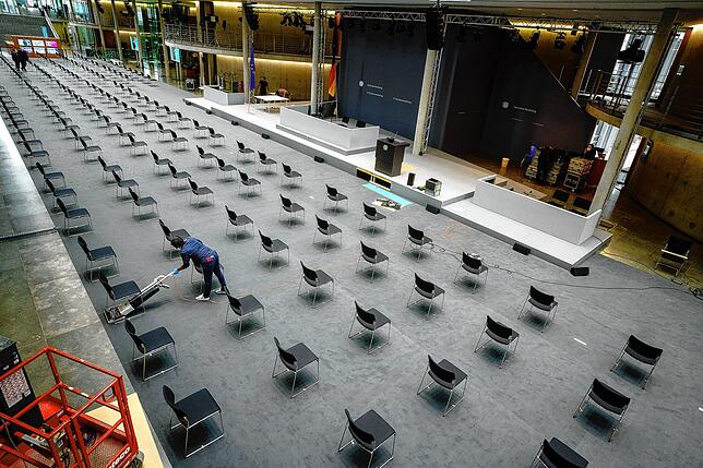 Letzte Vorbereitungen werden im Paul-Löbe-Haus für die Bundesversammlung zur Wahl des Bundespräsidenten vorgenommen.