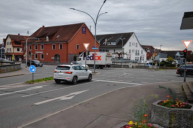 Hier an der Kreuzung Stadtgraben/B-33-Ortsdurchfahrt könnte ein Kreisel entstehen.